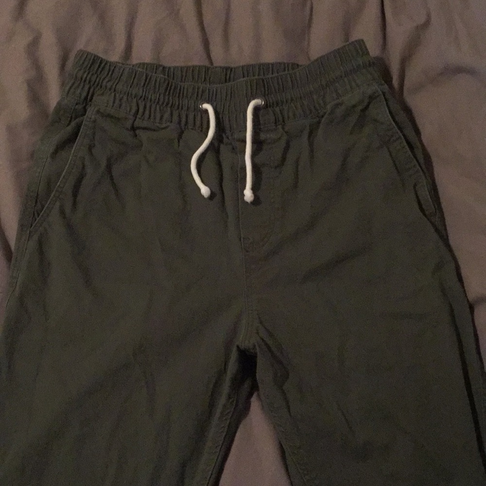 Green chino pants tapered fit.